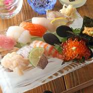 市場から仕入れた新鮮な魚介のネタを堪能できる握りの盛り合せ。シャリが小さめの「シャリコマ」なので、女性にも食べやすく、お酒のアテは、飲んだ後の〆にもピッタリです。
8貫盛り　3,600円／10貫盛り　4,200円