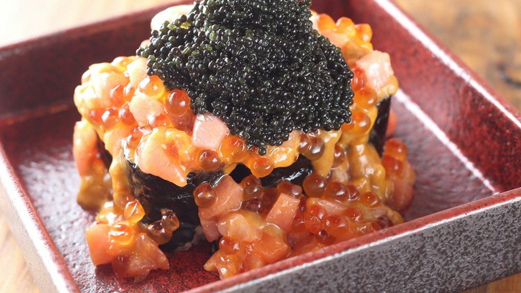 高級食材を贅沢に盛り込んだ名物『おやじ巻』