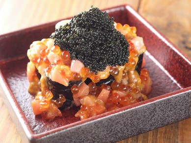 高級食材を贅沢に盛り込んだ名物『おやじ巻』