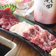 九州の熊本から直送の新鮮な国産馬肉を使用。赤身・霜降り・たてがみの3種類を盛り合せてあり、味や食感、それぞれの良さを楽しめます。特製の馬刺し専用醤油でどうぞ。