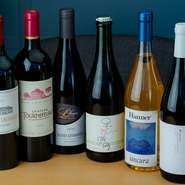 国内外問わず、定番から珍しいワインまで揃えています。例えば、2020年に北海道余市でスタートさせたばかりのワイナリーが手掛けた『早花咲月 ロゼ 2021』。微発泡にて飲みやすいと評判です。