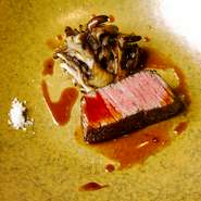 3週間熟成させた山形牛A5のフィレ肉は、オリーブオイルをかけながら、カリッと炭で焼き上げた。香味野菜と仔牛の骨から2日間かけてとった出汁、スーゴディカルネをさらに煮詰めたソース。