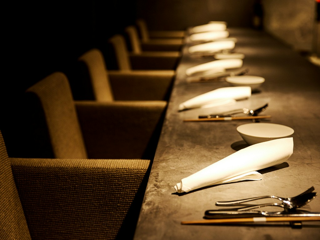 座り心地のよい椅子や箸など、細部までリラックスできる工夫が