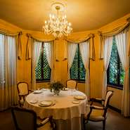 ヨーロッパの貴人の邸宅でくつろぐような優雅な完全個室も充実