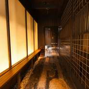 烏丸御池駅から徒歩4分。京都ならではの町屋の雰囲気の中にあるのが【松阪牛　WHAT’S　京都室町店】です。プライベートな時間を大切にできる、上質な隠れ家空間で松阪牛の焼肉を堪能できます。