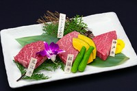 厳しい基準をクリアした銘柄牛、それぞれの美味しさを一度に味わえる贅沢な盛り合わせです。