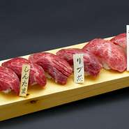肉のおいしさにこだわった松阪牛肉寿司、「おにく」と「おすし」を掛け合わせた店の看板メニューのひとつ。その日のオススメを6貫セットにした一皿です。日本酒やワインに合わせてみては。