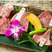 「松阪牛の里オーシャンファーム」で肥育した松阪牛を、丸々一頭買いしています。その日オススメの部位や希少部位を5種盛り合わせた一皿。肉の醍醐味をたっぷり味わえ、端材の隅々まで松阪牛を堪能できます。