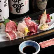 美しく盛り付けられた馬肉料理をコースでご提供致します。今までの馬肉料理を覆す新感覚のお料理をご堪能下さい。接待や会食にもオススメです。