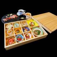 箱盛（揚物、うまトロ・ユッケ、煮物、郷土料理、馬刺し盛合せ）、馬握り盛合せ、汁物、コーヒー、デザート
