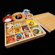 箱盛（揚物、うまトロ・ユッケ、煮物、郷土料理、馬刺し盛合せ）、網焼きステーキ、ご飯、汁物、コーヒー、デザート