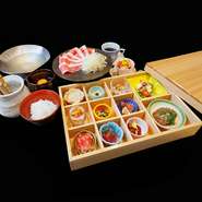 箱盛（揚物、うまトロ・ユッケ、煮物、郷土料理、馬刺し盛合せ）、ハリハリ鍋、雑炊又はうどん、コーヒー、デザート