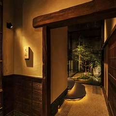 日々の喧騒から離れ非日常的な雰囲気を纏う