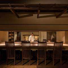 柔軟な姿勢で料理をつくり、客人をもてなす