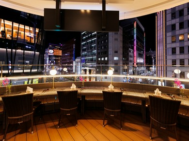 目の前に広がるパノラマ夜景の美しさ