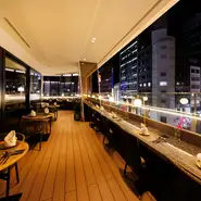 シックでお洒落な店内。銀座の街並みが一望できるテラス席が大人気☆お客様だけの時間をお過ごしいただける完全個室・半個室席もご用意☆大人の街銀座にピッタリなおしゃれな店内で楽しいひと時をお過ごしください！