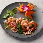 海老のプリプリとした食感やレモングラスの爽やかな香りとシャリシャリとした歯ごたえが楽しい一品