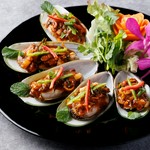 タイ料理の中でも三大貝料理の1つでピリッと辛みの効いた一品