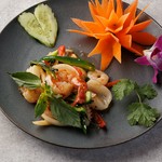 Stir-fried clams with chili pasteアサリをナムプリックやバジル。唐辛子などと炒めた一品