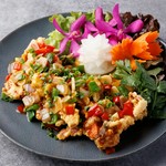 Stir-fried soft shell crab and egg with curryカレー粉のほかに、オイスターソースやナンプリックパオでソフトシェルを炒め、ココナッツミルクと玉子でとじた一品