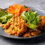 一尾の魚をカラッと揚げ、ピリ辛ソースをかけた食べ応え満点の一品