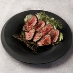じっくり低温で焼き上げたお肉はローズマリー香る一品