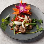 タイ風鶏肉のバジル炒めは、柔らかい鶏肉を、エシャロット、唐辛子、ニンニク、そして新鮮なタイバジルと逸すオニ炒めた一品