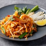 米粉の麺を使用したタイラーメンに、ホロホロになるまで煮込んだ牛肉をトッピング。雑味がなく味わい深い一品