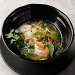 ニンニクが効いた鶏のダシとご飯、柔らかい鶏肉を組み合わせた一品