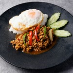 Stir-fried minced chicken and basil with rice on fried egg鶏挽肉や赤パプリカ、ピーマン、バジルなどをナンプラーや砂糖などで味付けした一品