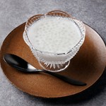 温かいココナッツミルクに紫芋・かぼちゃ、人参などを裏ごしした白玉団子が入った一品