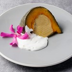 Sticky rice and mango with coconut milk sourceココナッツミルク、砂糖、塩で甘く炊いたもち米をマンゴーと一緒にお召し上がりいただくタイならではの一品