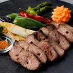 柔らか肩ロースを使用し、低温調理でじっくり火を入れ、ラムニクの旨味を引き出した一品