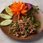 ハーブ・唐辛子・ナンプラー・ライム・煎り米粉と牛肉を和えた一品