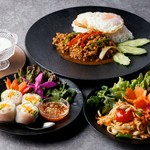 ボビア・ゾッド、3種の選べるサラダ（ソム・タムorヤムウンセンorパクチーサラダ）、3種の選べるデザート（カノムトゥアイorサークカディorカノムモーゲン）がセットになってます