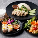 ボビア・ゾッド、3種の選べるサラダ（ソム・タムorヤムウンセンorパクチーサラダ）、3種の選べるデザート（カノムトゥアイorサークカディorカノムモーゲン）がセットになってます