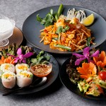 ボビア・ゾッド、3種の選べるサラダ（ソム・タムorヤムウンセンorパクチーサラダ）、3種の選べるデザート（カノムトゥアイorサークカディorカノムモーゲン）がセットになってます