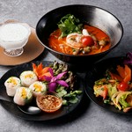 ボビア・ゾッド、3種の選べるサラダ（ソム・タムorヤムウンセンorパクチーサラダ）、3種の選べるデザート（カノムトゥアイorサークカディorカノムモーゲン）がセットになってます