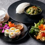 ボビア・ゾッド、3種の選べるサラダ（ソム・タムorヤムウンセンorパクチーサラダ）、3種の選べるデザート（カノムトゥアイorサークカディorカノムモーゲン）がセットになってます。