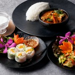 ボビア・ゾッド、3種の選べるサラダ（ソム・タムorヤムウンセンorパクチーサラダ）、3種の選べるデザート（カノムトゥアイorサークカディorカノムモーゲン）がセットになってます