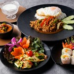 ご飯もの(ガパオライスorカオパックン)＋タイカレー(ゲーン・キャオ・ワーンorゲーン・ペット)
