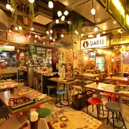 店内にカジュアルに並んだテーブルは、くっつけたり離したり、自由自在にアレンジOK。大人数が集まるシーンでも、自由にシートアレンジして対応できます。女子会や飲み会にもどんどん利用して。