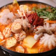タコ（ナッチ）、ホルモン（コプチャン）、エビ（セウ）を使った釜山の名物鍋料理は、素材の頭文字をとって『ナッコプセ』。これをベースにイイダコ（チュックミ）に代えてアレンジしたのが『チュコプセ鍋』です。