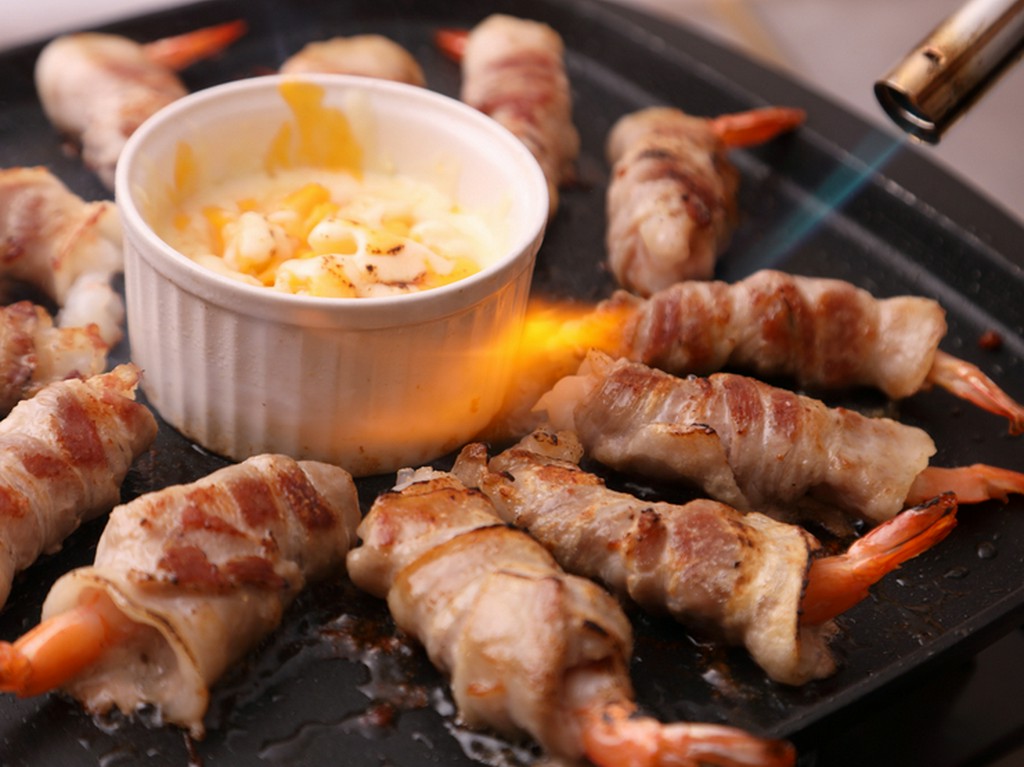 代表的屋台飯とエビのコラボ『エビチーズサムギョプサルロール　お一人様』