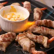 韓国の屋台料理を代表するメニューと言っても過言ではないサムギョプサルがエビとコラボ。伸ばしエビをお肉で巻いてバーナーで炙ったら、とろりチーズとどうぞ。チェジュ島発のメルジョッソースがよく合います。