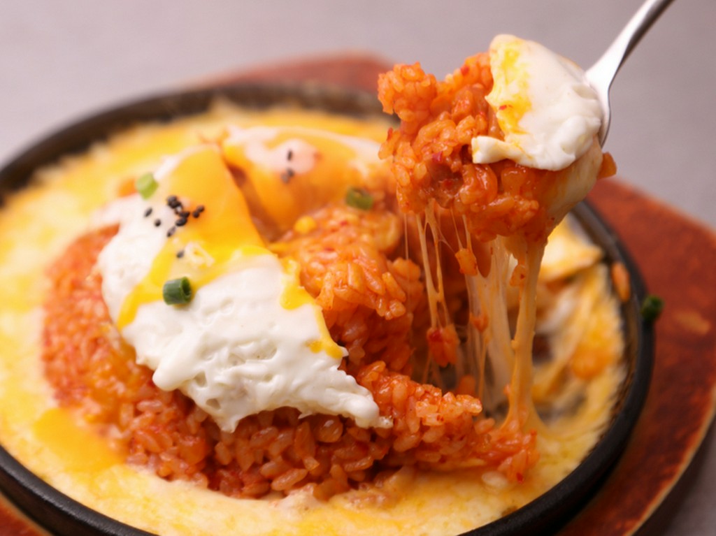 チーズとキムチが鉄板で競演『マグマキムチチーズチャーハン』