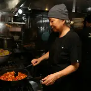 活気あふれる韓国の夜市をイメージした横丁だから、はつらつと元気なおもてなしを。若者が集まり、深夜まで賑わうアートな街・弘大（ホンデ）の雰囲気を伝える空間とサービスが魅力です。