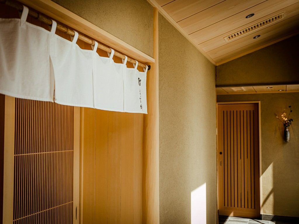 表参道の路地奥に佇むビルの一階。隠れ家的な雰囲気に心惹かれる