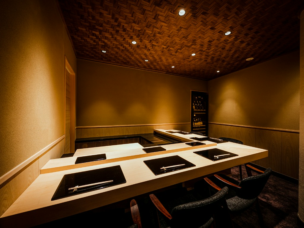 奥には個室カウンターもあり、プライベートな集まりにおすすめ