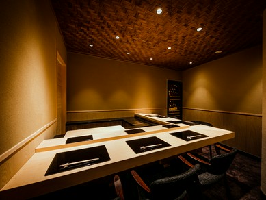 奥には個室カウンターもあり、プライベートな集まりにおすすめ